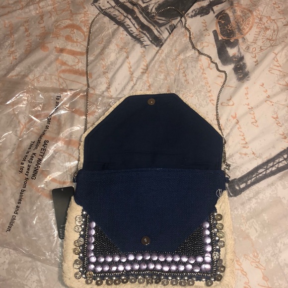 Cute cross over bag! - Picture 3 of 5